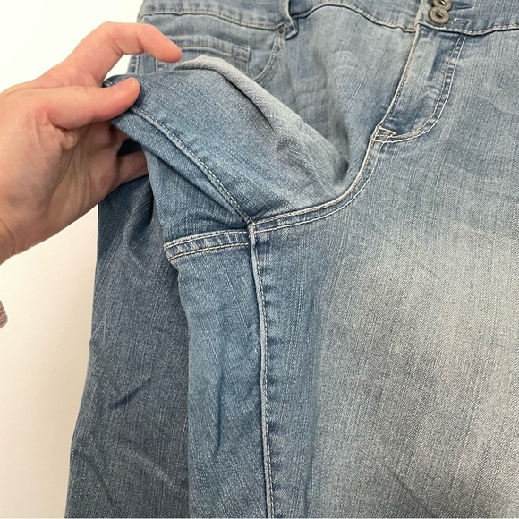 TORRID Plus Size Premium Stretch Light Wash Jegging Mid Rise Jeggings Jeans 24 R - Picture 9 of 16